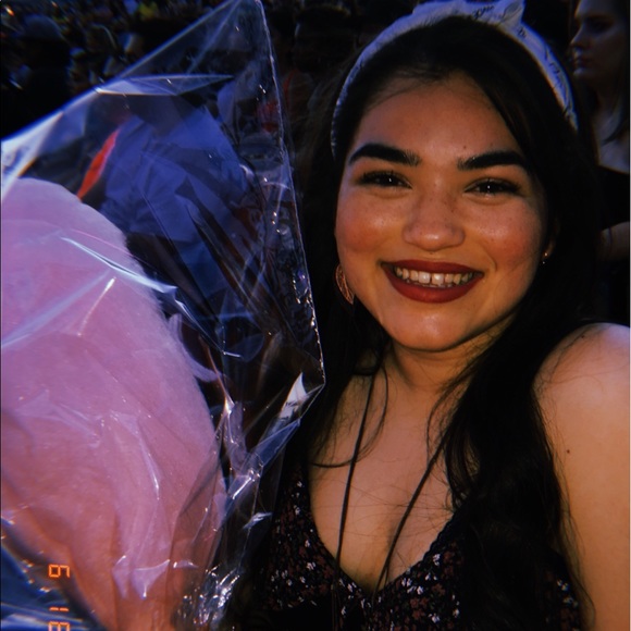 Meet your posher! Kenzie💛 - Picture 2 of 8